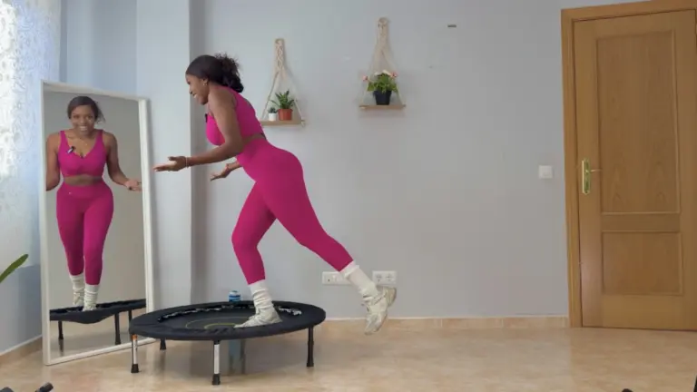 Kata Echeverri entrenando en trampolín fitness en casa